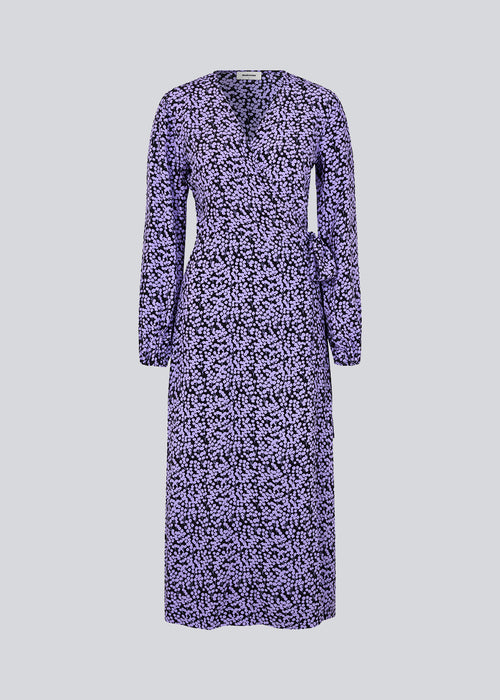 Lang kjole med slå om effekt med bindebælte i taljen. ChesliMD print wrap dress har lange pufærmer og v-halsudskæring.  Modellen er 177 cm og har en størrelse S/36 på.