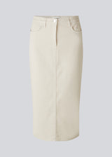 Denim nederdel i midilængde med slids bagpå. ChikoMD skirt har en mellemhøj talje og fem lommer. Nederdelen har en smule stretch. Modellen er 177 cm og har en størrelse S/36 på.