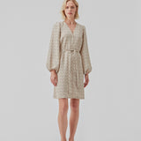 Kort kjole med print og lange pufærmer. ChrissyMD print dress har v-udskæring i halsen, lukkes med knapper foran og har bindebælte i taljen.