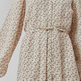 Kort kjole med print og lange pufærmer. ChrissyMD print dress har v-udskæring i halsen, lukkes med knapper foran og har bindebælte i taljen.