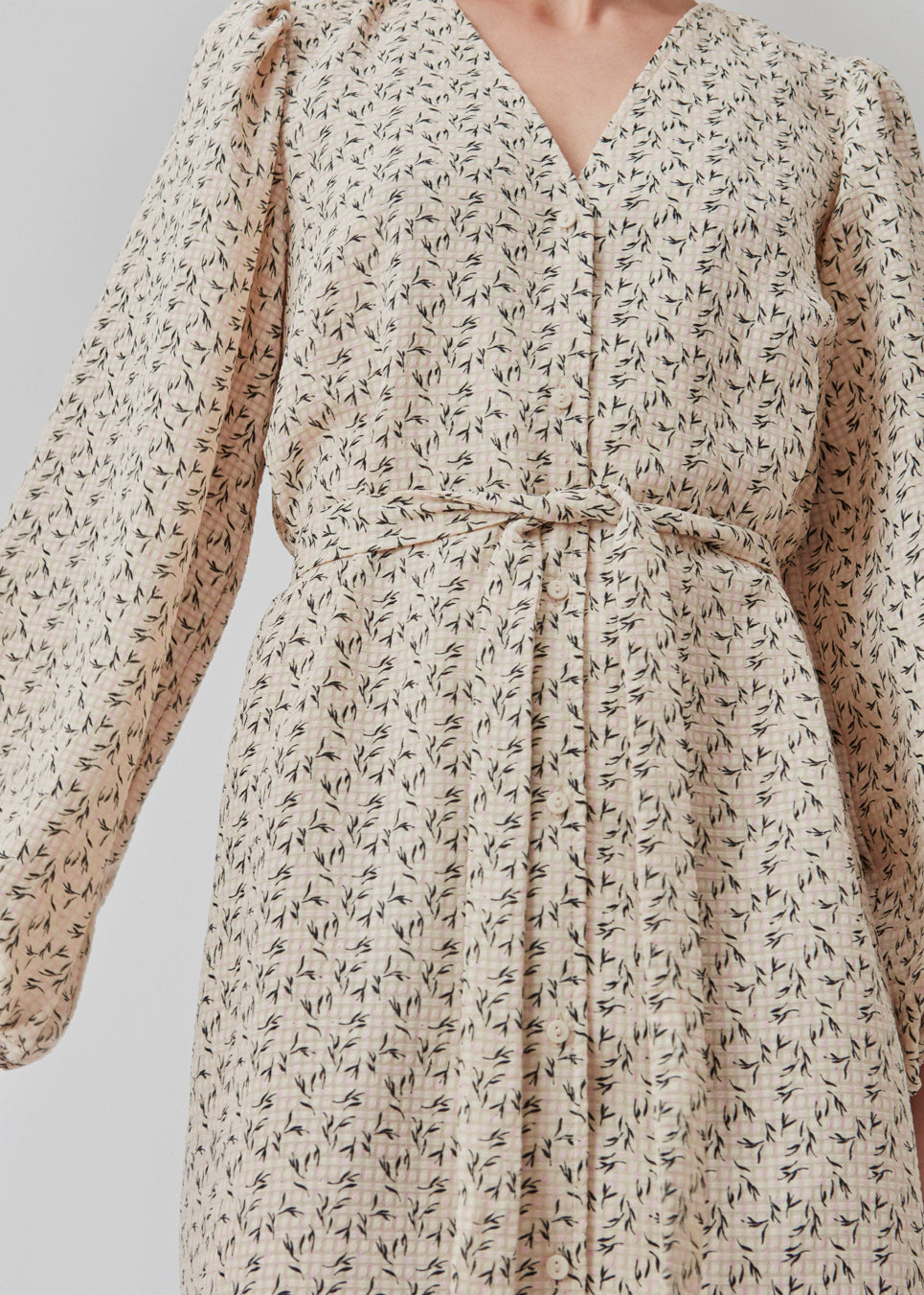Kort kjole med print og lange pufærmer. ChrissyMD print dress har v-udskæring i halsen, lukkes med knapper foran og har bindebælte i taljen.