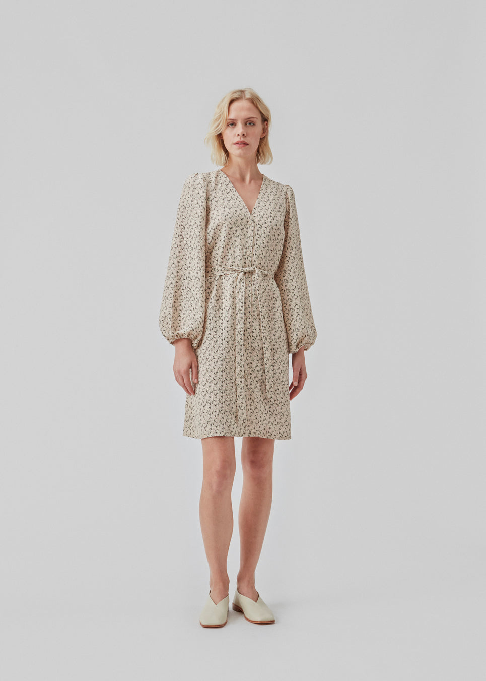 Kort kjole med print og lange pufærmer. ChrissyMD print dress har v-udskæring i halsen, lukkes med knapper foran og har bindebælte i taljen.