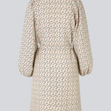 Kort kjole med print og lange pufærmer. ChrissyMD print dress har v-udskæring i halsen, lukkes med knapper foran og har bindebælte i taljen.