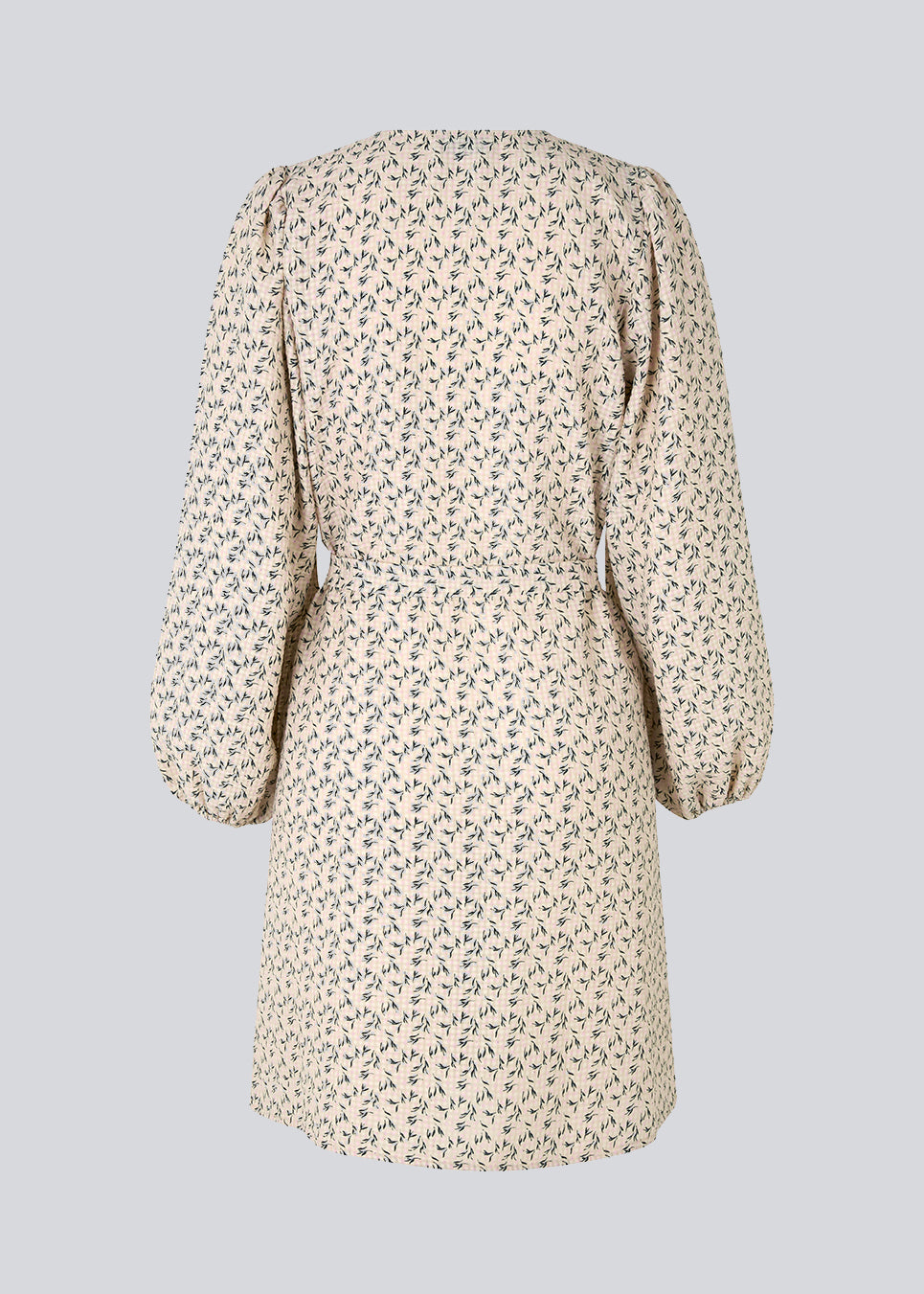 Kort kjole med print og lange pufærmer. ChrissyMD print dress har v-udskæring i halsen, lukkes med knapper foran og har bindebælte i taljen.