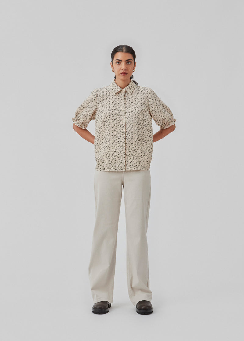 Skjorte i let kvalitet med blomsterprint. ChrissyMD print shirt har normal krave og knapper foran, samt 3/4 lange pufærmer med elastik.  Modellen er 174 cm og har en størrelse S/36 på.