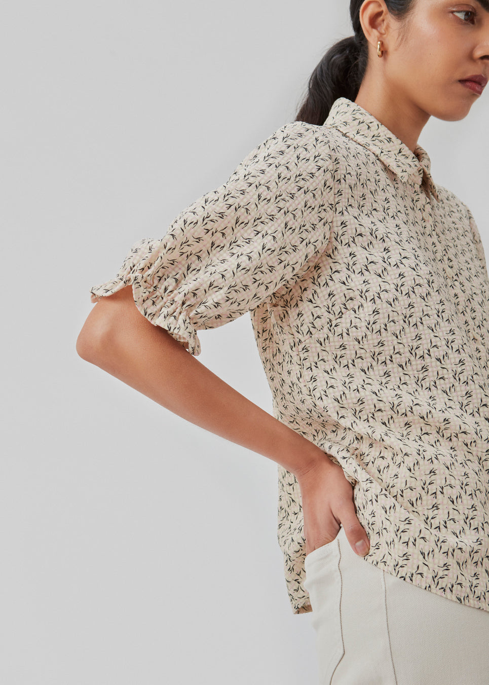 Skjorte i let kvalitet med blomsterprint. ChrissyMD print shirt har normal krave og knapper foran, samt 3/4 lange pufærmer med elastik.  Modellen er 174 cm og har en størrelse S/36 på.