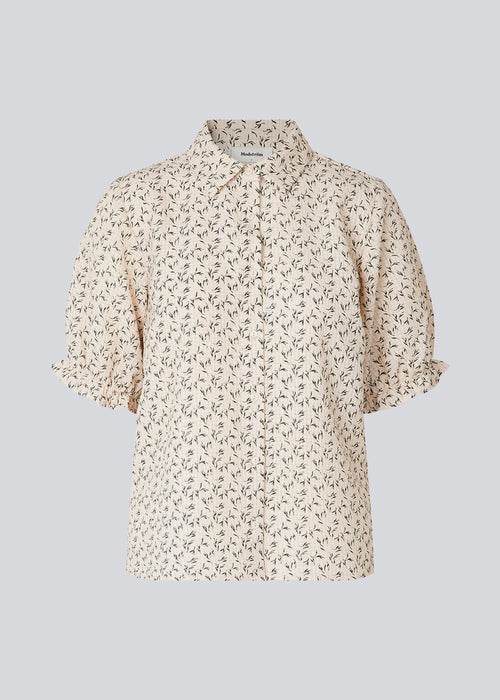 Skjorte i let kvalitet med blomsterprint. ChrissyMD print shirt har normal krave og knapper foran, samt 3/4 lange pufærmer med elastik.  Modellen er 174 cm og har en størrelse S/36 på.