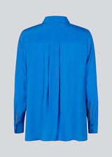 Løs skjorte med en afslappet pasform i materiale af EcoVero viskose. ChristopherMD shirt har krave, lange ærmer med machet og lukkes med knapper.  Modellen er 177 cm og har en størrelse S/36 på.
