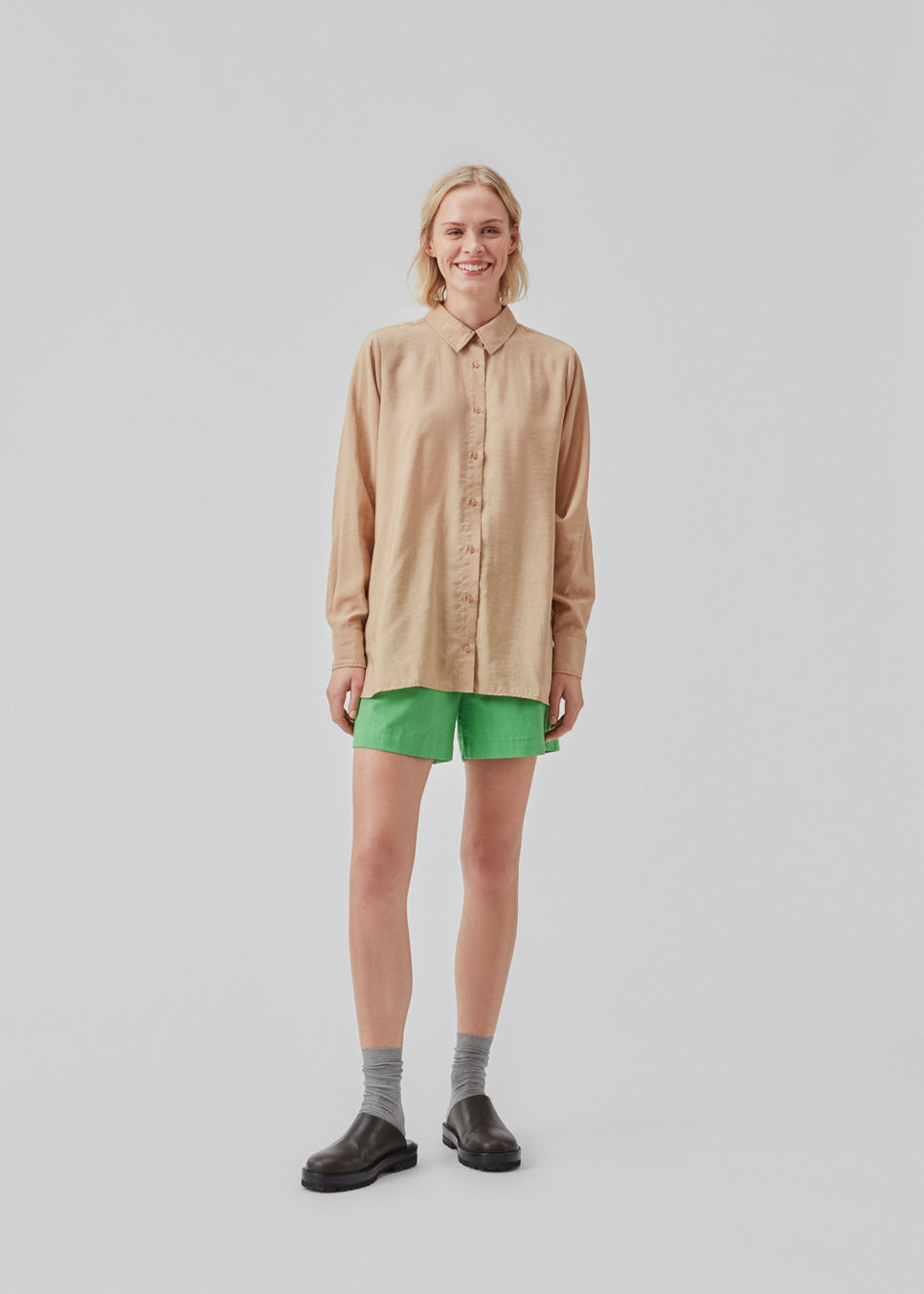 Løs skjorte i beige med en afslappet pasform i materiale af EcoVero viskose. ChristopherMD shirt har krave, lange ærmer med machet og lukkes med knapper. Modellen er 174 cm og har en størrelse S/36 på.