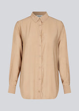 Løs skjorte i beige med en afslappet pasform i materiale af EcoVero viskose. ChristopherMD shirt har krave, lange ærmer med machet og lukkes med knapper. Modellen er 174 cm og har en størrelse S/36 på.