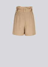 Paperbag shorts med bredt bindebælte i taljen. ChristopherMD shorts har brede ben og er lavet af EcoVero viskose.  Modellen er 174 cm og har en størrelse S/36 på.