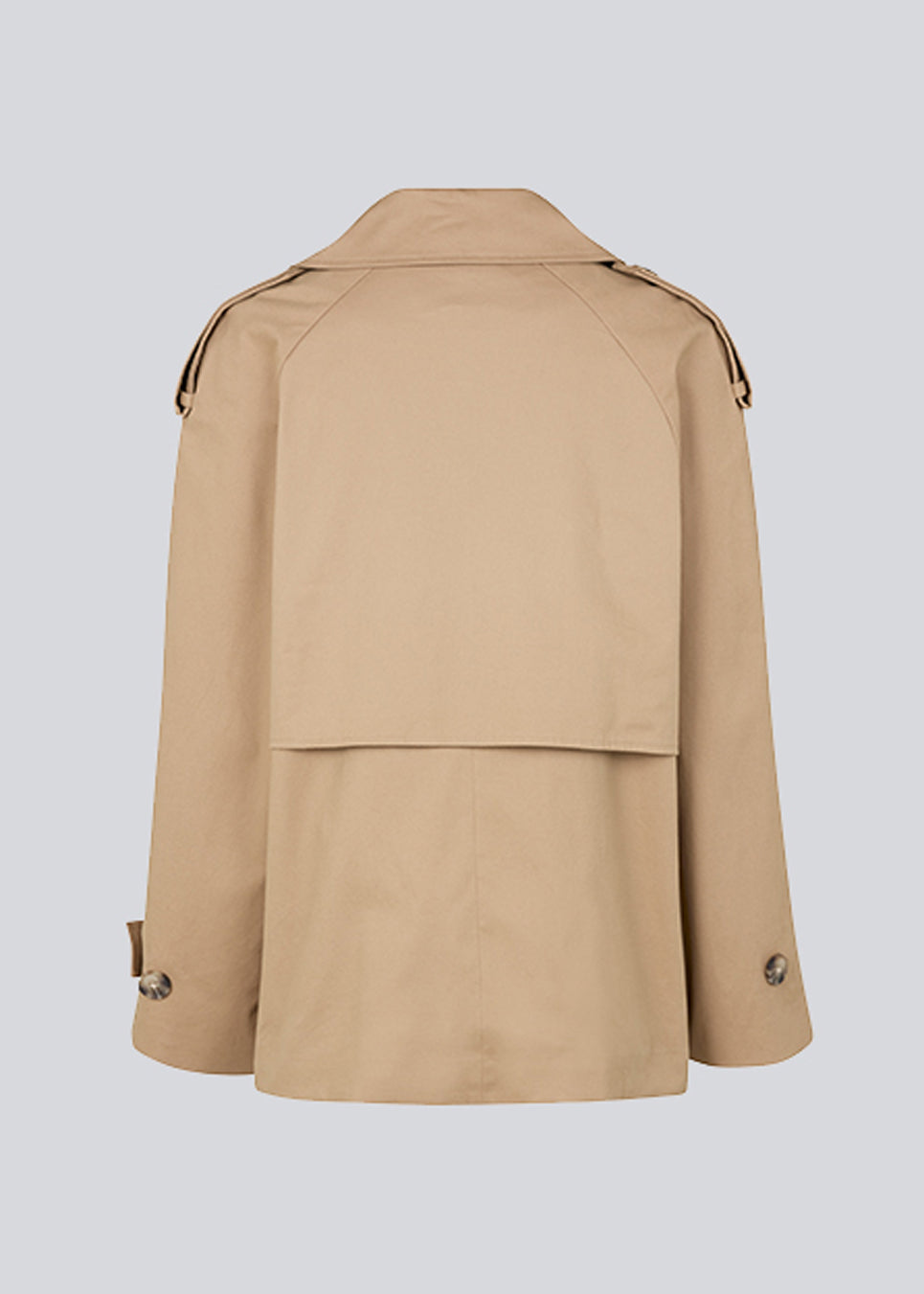 Kort trenchcoat i bomuldskvalitet med skjult knaplukning fortil. Clara jacket har en oversize silhuet og klassiske detaljer. Med for.  Modellen er 177 cm og har en størrelse S/36 på.