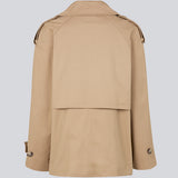 Kort trenchcoat i bomuldskvalitet med skjult knaplukning fortil. Clara jacket har en oversize silhuet og klassiske detaljer. Med for.  Modellen er 177 cm og har en størrelse S/36 på.