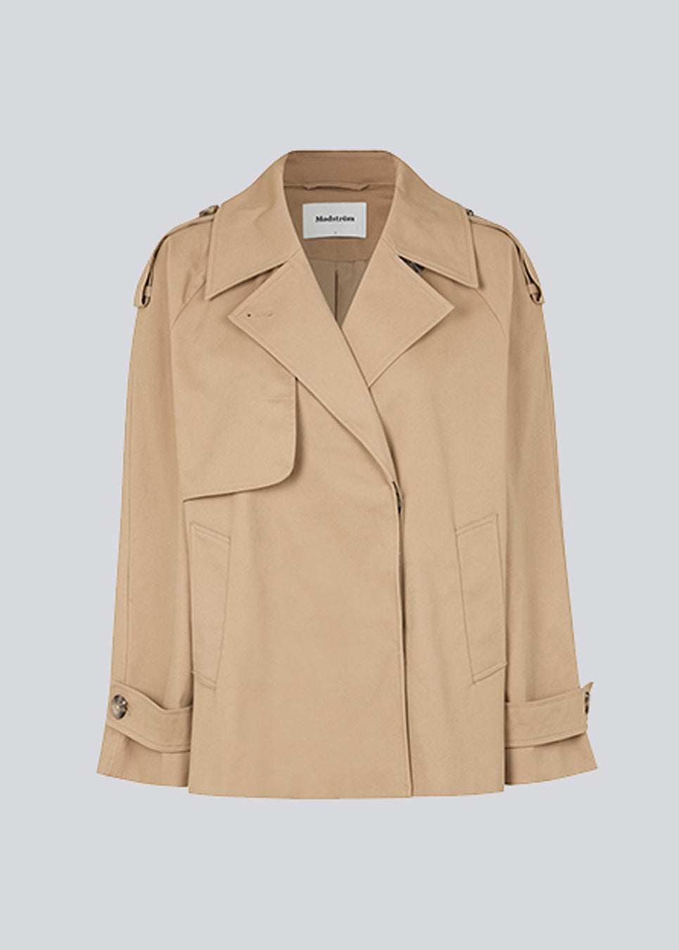 Kort trenchcoat i bomuldskvalitet med skjult knaplukning fortil. Clara jacket har en oversize silhuet og klassiske detaljer. Med for.  Modellen er 177 cm og har en størrelse S/36 på.
