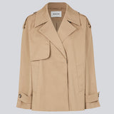 Kort trenchcoat i bomuldskvalitet med skjult knaplukning fortil. Clara jacket har en oversize silhuet og klassiske detaljer. Med for.  Modellen er 177 cm og har en størrelse S/36 på.