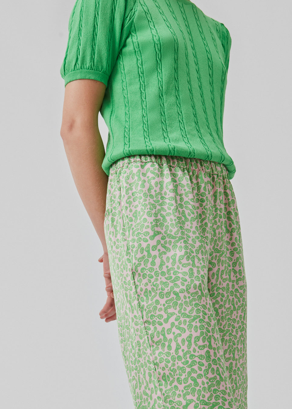 ClarkeMD print pants har lige ben med vidde og mellemhøj talje med beklædt elastik. Bukserne er fremstillet i genanvendt polyester med smiley-print.