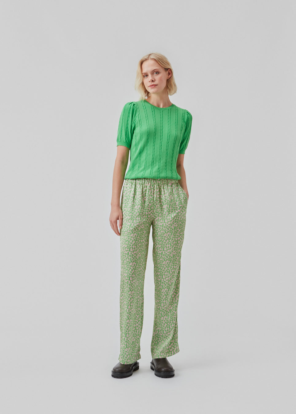ClarkeMD print pants har lige ben med vidde og mellemhøj talje med beklædt elastik. Bukserne er fremstillet i genanvendt polyester med smiley-print.