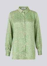 Satin skjorte i afslappet fit med lange ærmer, krave og knaplukning foran. ClarkeMD print shirt er lavet af genanvendt polyester med smiley-print.