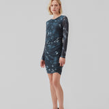 Kort kjole med draperede detaljer og flere lag. CliffordMD print dress har en rund hals og lange ærmer i mesh.  Modellen er 177 cm og har en størrelse S/36 på.