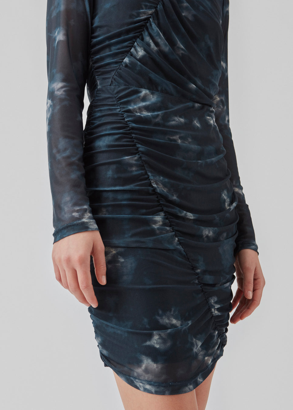 Kort kjole med draperede detaljer og flere lag. CliffordMD print dress har en rund hals og lange ærmer i mesh.  Modellen er 177 cm og har en størrelse S/36 på.