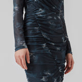 Kort kjole med draperede detaljer og flere lag. CliffordMD print dress har en rund hals og lange ærmer i mesh.  Modellen er 177 cm og har en størrelse S/36 på.