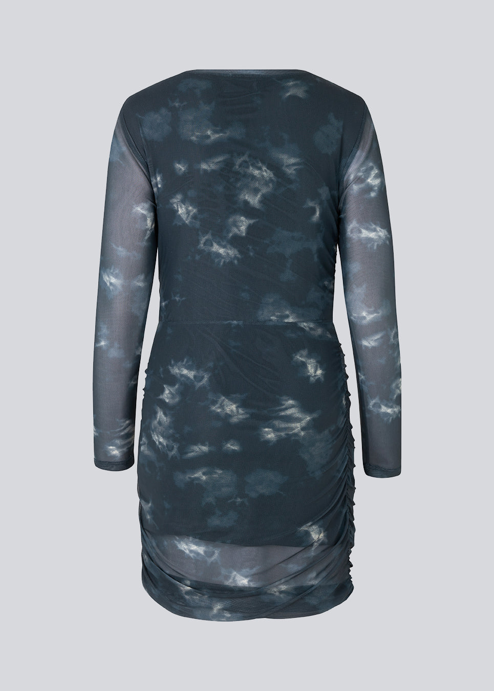 Kort kjole med draperede detaljer og flere lag. CliffordMD print dress har en rund hals og lange ærmer i mesh.  Modellen er 177 cm og har en størrelse S/36 på.