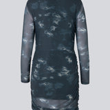 Kort kjole med draperede detaljer og flere lag. CliffordMD print dress har en rund hals og lange ærmer i mesh.  Modellen er 177 cm og har en størrelse S/36 på.