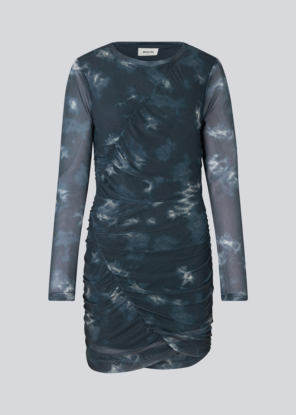 Kort kjole med draperede detaljer og flere lag. CliffordMD print dress har en rund hals og lange ærmer i mesh.  Modellen er 177 cm og har en størrelse S/36 på.