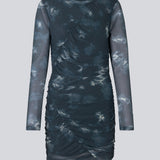 Kort kjole med draperede detaljer og flere lag. CliffordMD print dress har en rund hals og lange ærmer i mesh.  Modellen er 177 cm og har en størrelse S/36 på.