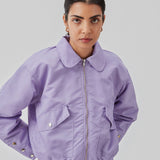 Kort, vatteret bomber jakke. ColtonMD jacket har krave, lynlås foran og lommer med trykknapper. Ribkant forneden.