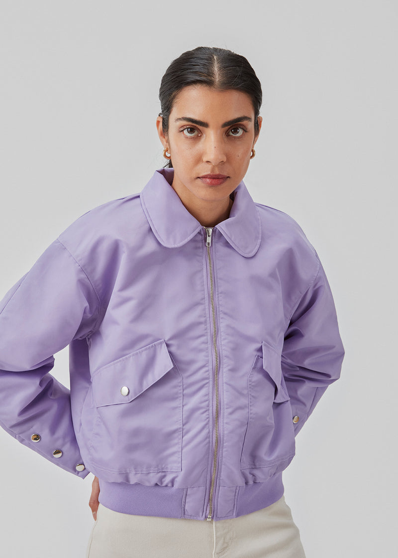 Kort, vatteret bomber jakke. ColtonMD jacket har krave, lynlås foran og lommer med trykknapper. Ribkant forneden.