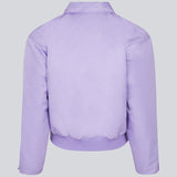 Kort, vatteret bomber jakke i lilla. ColtonMD jacket har krave, lynlås foran og lommer med trykknapper. Ribkant forneden.  Modellen er 177 cm og har en størrelse S/36 på.