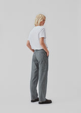 Straight fit jeans i kvalitet af bomuld uden stretch. CoralMD jeans har en mellemhøj talje og lige ben med striber.  Modellen er 177 cm og har en størrelse S/36 på.