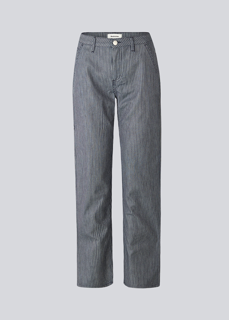 Straight fit jeans i kvalitet af bomuld uden stretch. CoralMD jeans har en mellemhøj talje og lige ben med striber.  Modellen er 177 cm og har en størrelse S/36 på.