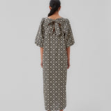 Lang kjole med vidde i skørtet og store pufærmer. CoraMD print dress har en rund hals med udskæring og sløjfe i ryggen. Fremstillet i økologisk bomuld. Modellen er 174 cm og har en størrelse S/36 på.