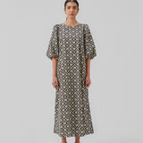 Lang kjole med vidde i skørtet og store pufærmer. CoraMD print dress har en rund hals med udskæring og sløjfe i ryggen. Fremstillet i økologisk bomuld. Modellen er 174 cm og har en størrelse S/36 på.