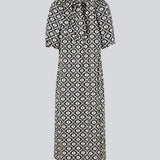 Lang kjole med vidde i skørtet og store pufærmer. CoraMD print dress har en rund hals med udskæring og sløjfe i ryggen. Fremstillet i økologisk bomuld. Modellen er 174 cm og har en størrelse S/36 på.