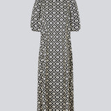 Lang kjole med vidde i skørtet og store pufærmer. CoraMD print dress har en rund hals med udskæring og sløjfe i ryggen. Fremstillet i økologisk bomuld. Modellen er 174 cm og har en størrelse S/36 på.