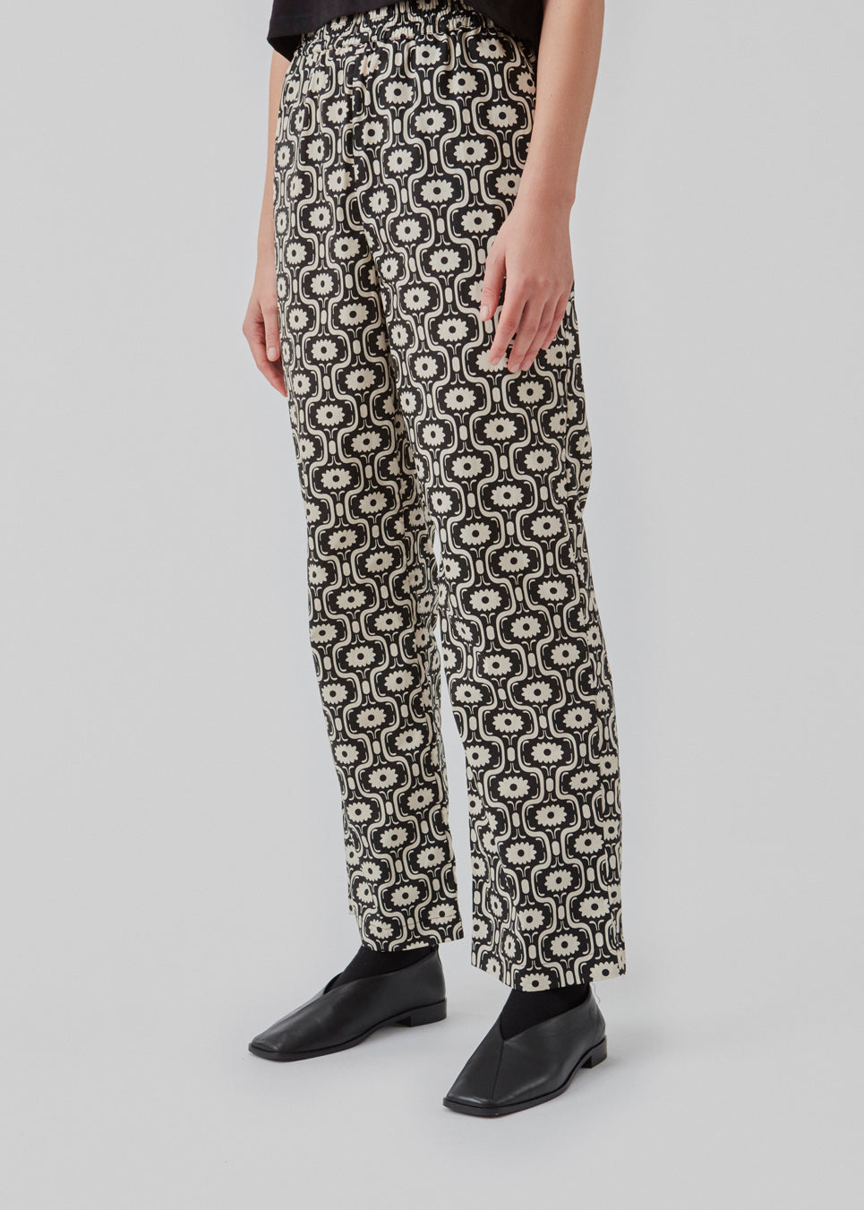 Nemme bukser i økologisk bomuld og print. CoraMD print pants har lige ben og mellemhøj talje med beklædt elastik.  Modellen er 174 cm og har en størrelse S/36 på.
