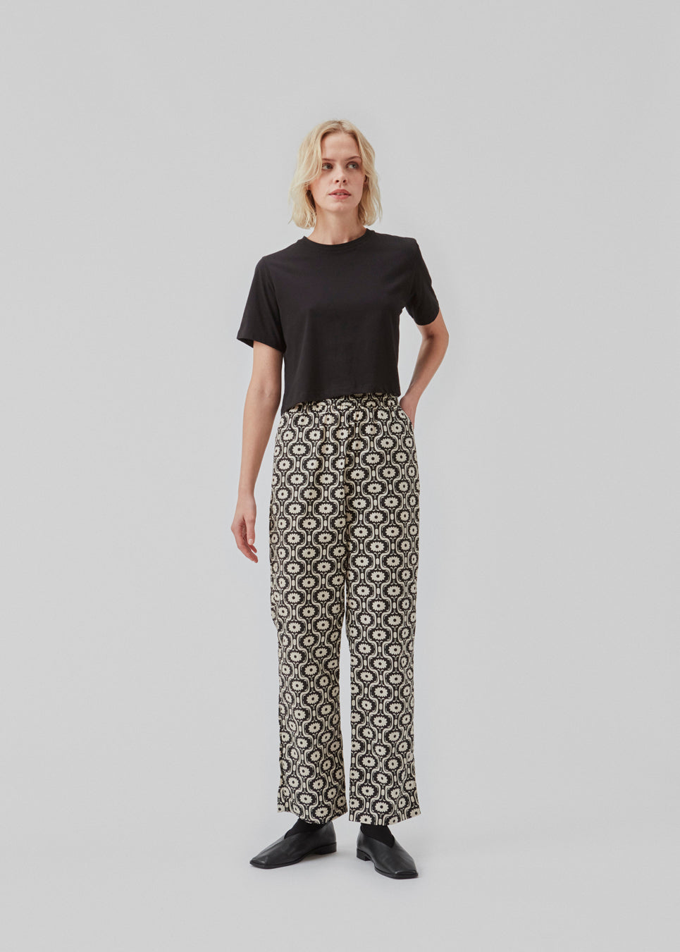 Nemme bukser i økologisk bomuld og print. CoraMD print pants har lige ben og mellemhøj talje med beklædt elastik.  Modellen er 174 cm og har en størrelse S/36 på.