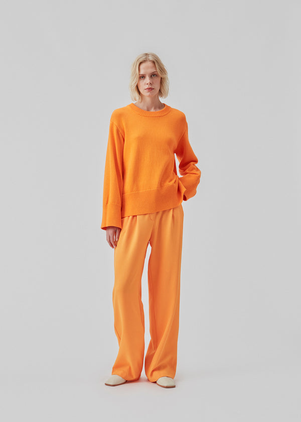 Finstrikket, oversized orange trøje i bomuldsstrik. CorbinMD o-neck har en ribstrikket rund hals, lange brede ærmer og brede ribkanter ved ærmer og fornede