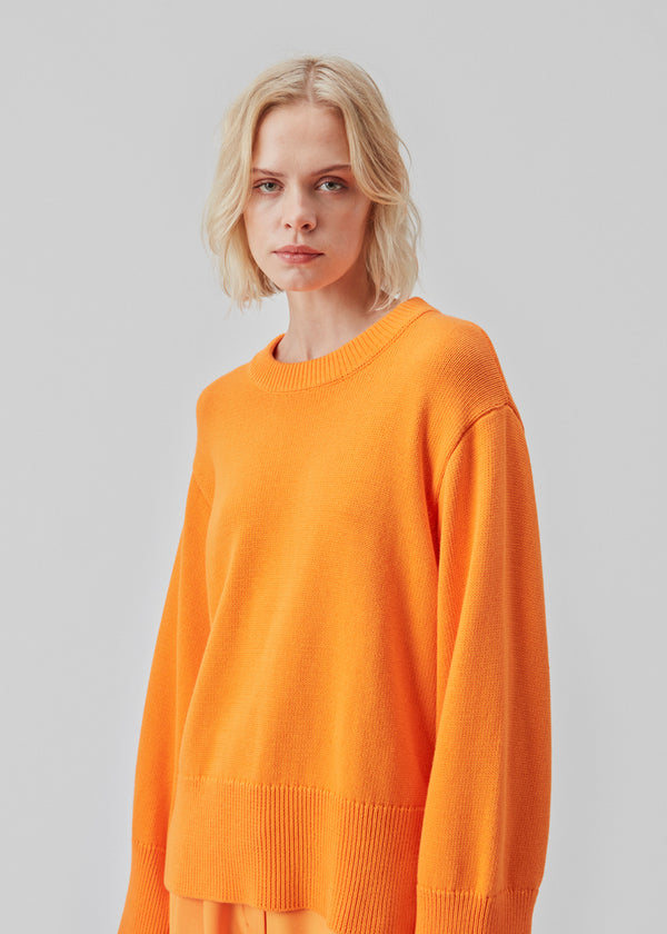 Finstrikket, oversized orange trøje i bomuldsstrik. CorbinMD o-neck har en ribstrikket rund hals, lange brede ærmer og brede ribkanter ved ærmer og fornede
