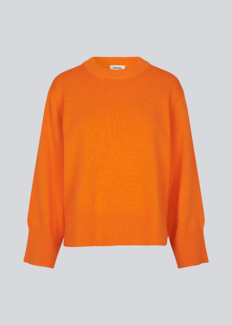 Finstrikket, oversized orange trøje i bomuldsstrik. CorbinMD o-neck har en ribstrikket rund hals, lange brede ærmer og brede ribkanter ved ærmer og forneden.