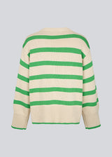 Finstrikket, oversized trøje i bomuldsstrik med grønne striper. CorbinMD stripe o-neck har en ribstrikket rund hals, lange brede ærmer og brede ribkanter ved ærmer og fornede