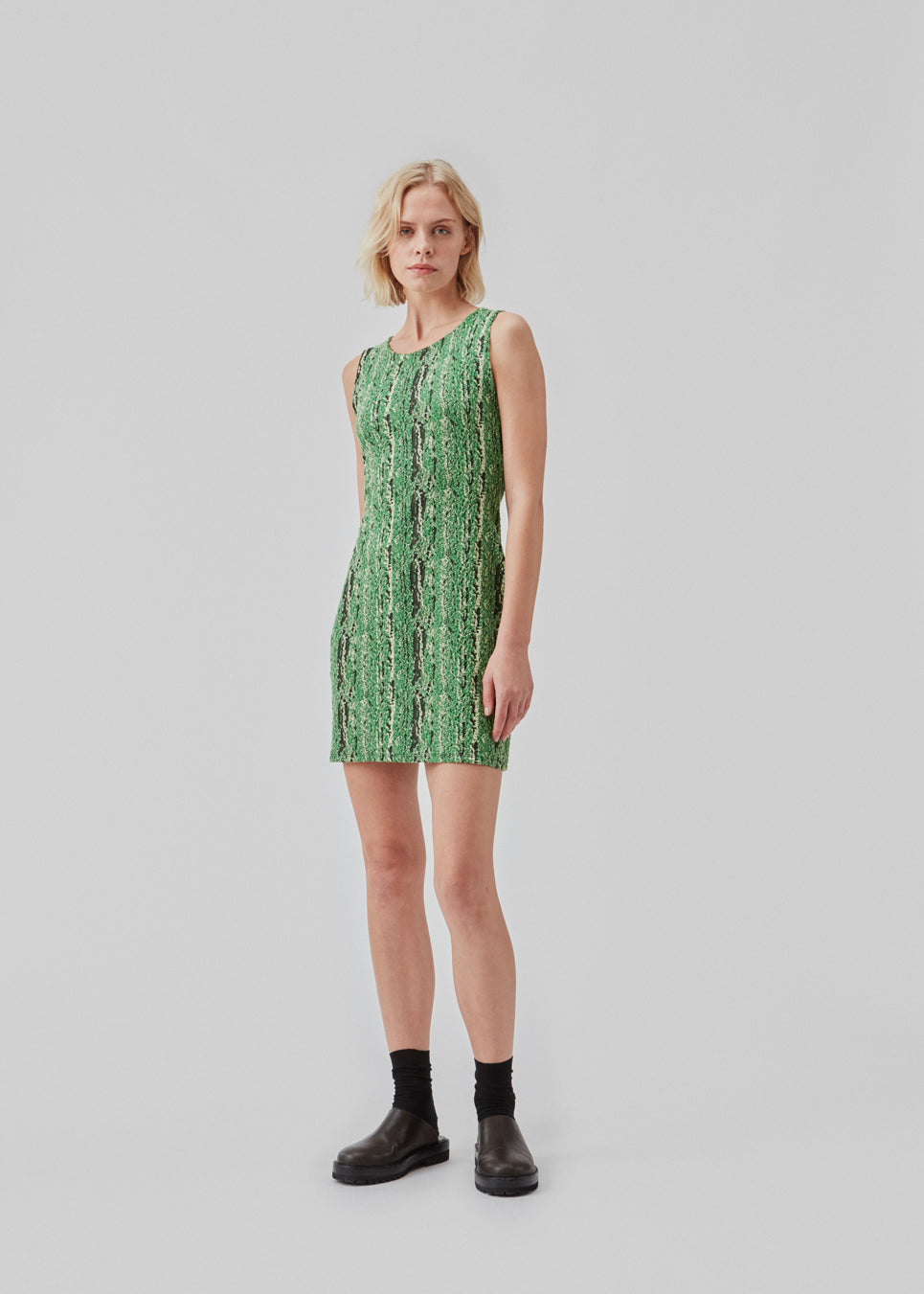 Figursyet kjole uden ærmer med længde til midt på lårerne. CorbyMD dress er fremstillet i en blød og stretchy kvalitet med print. Skjult lynlås bagpå.