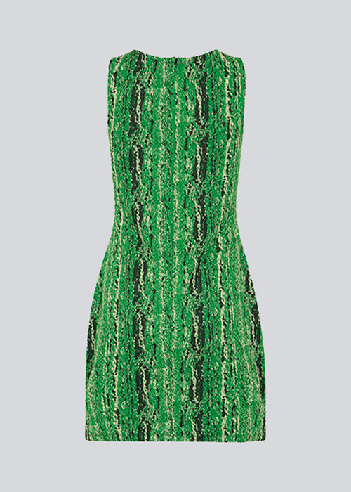 Figursyet kjole uden ærmer med længde til midt på lårerne. CorbyMD dress er fremstillet i en blød og stretchy kvalitet med print. Skjult lynlås bagpå.