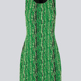 Figursyet kjole uden ærmer med længde til midt på lårerne. CorbyMD dress er fremstillet i en blød og stretchy kvalitet med print. Skjult lynlås bagpå.