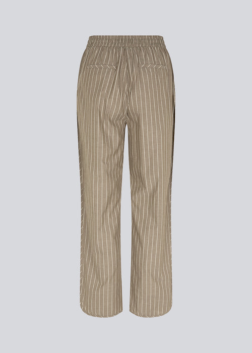 Pyjamas-inspirerede bukser lange, brede ben og mellemhøj talje med elastik og snører. CordeliaMD pants er lavet af bomuld.  Shop matchende skjorte til bukserne: CordeliaMD shirt.