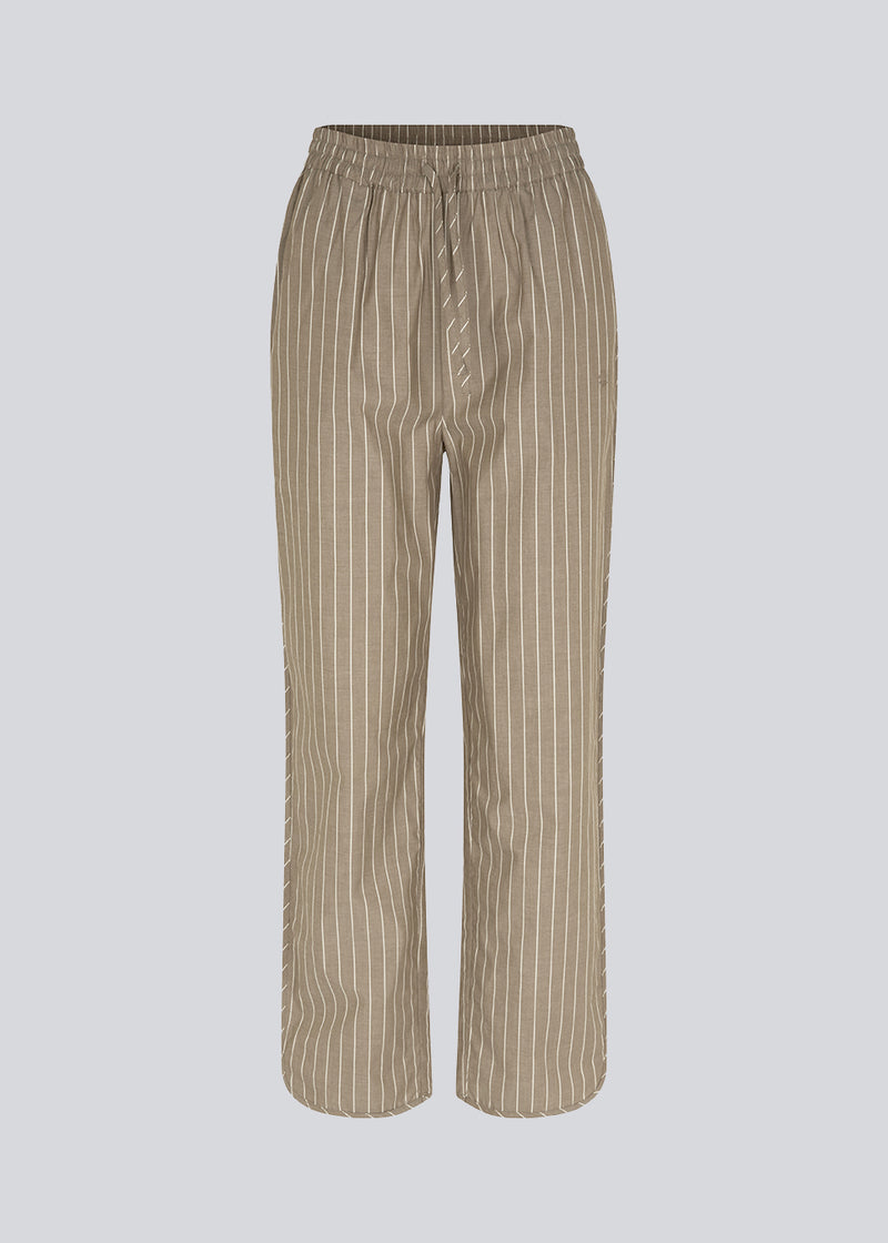 Pyjamas-inspirerede bukser lange, brede ben og mellemhøj talje med elastik og snører. CordeliaMD pants er lavet af bomuld.  Shop matchende skjorte til bukserne: CordeliaMD shirt.