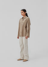 Pyjamas-inspireret skjorte med løs pasform, krave, knapper foran og lange ærmer med manchet. CordeliaMD shirt er lavet af bomuld.  Shop matchende bukser: CordeliaMD shirt